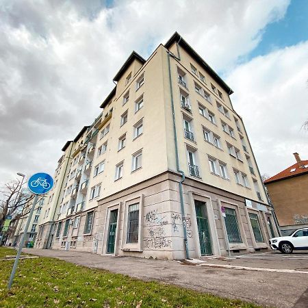 Studio Steps From Nivy & Main Bus Station 브라티슬라바 외부 사진