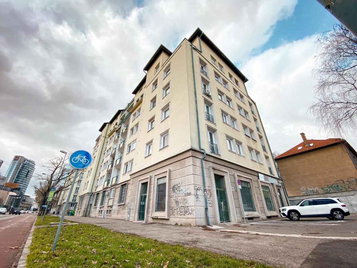 Studio Steps From Nivy & Main Bus Station 브라티슬라바 외부 사진